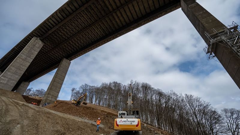 Arbeiter auf der Baustelle unter der Rahmede-Talbrücke: Die Vorbereitungen zur Sprengung laufen auf Hochtouren.