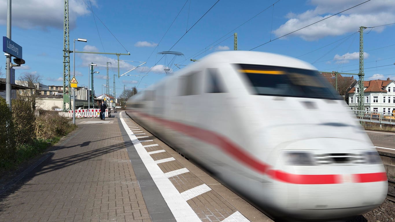 Ein ICE fährt in Lüneburg ein (Symbolbild): Die Strecke ist überlastet.