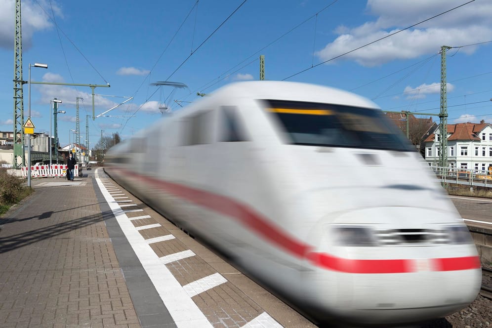 Ein ICE fährt in Lüneburg ein (Symbolbild): Die Strecke ist überlastet.