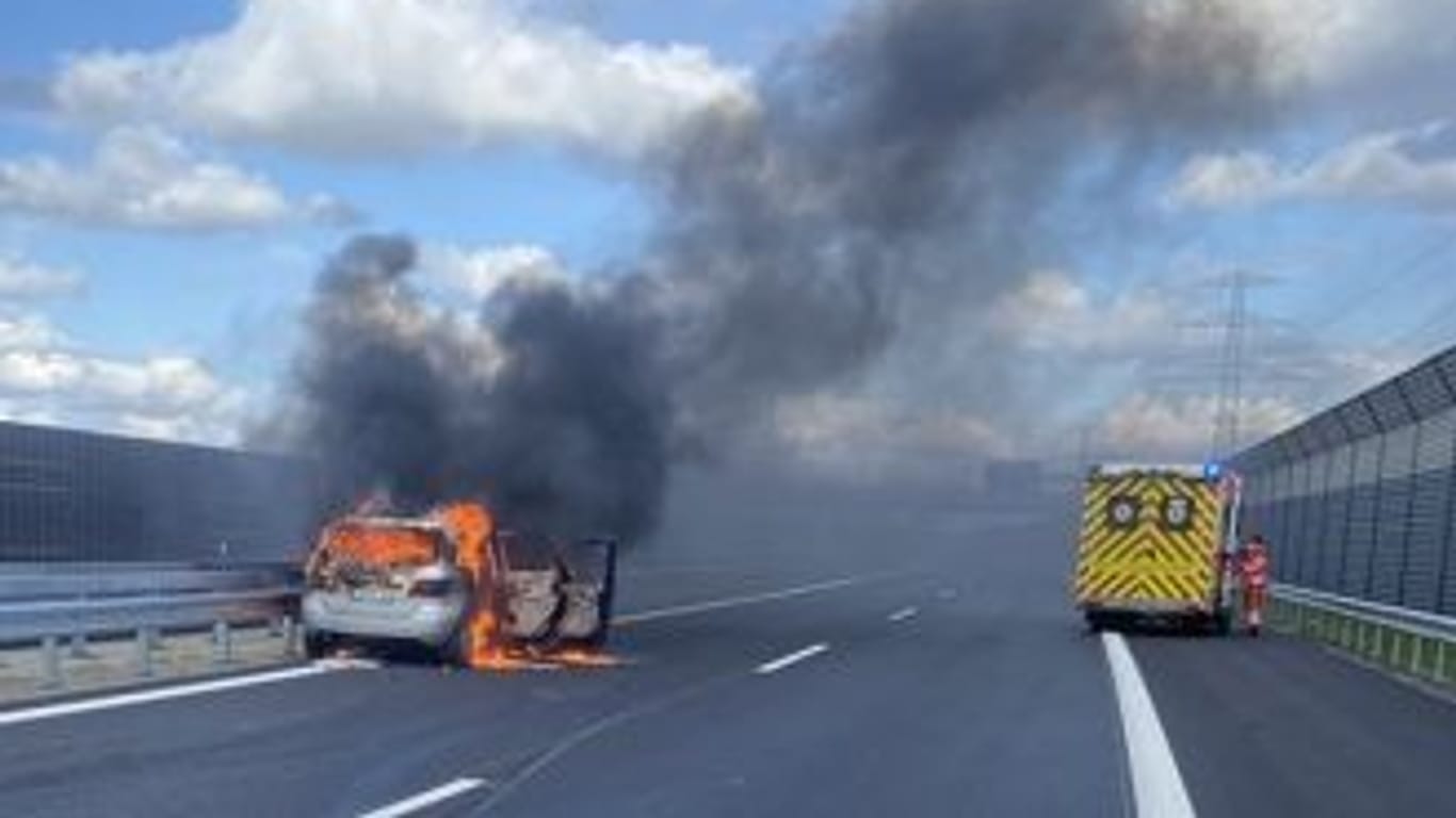 Der brennende PKW auf der A26: Über der Autobahn bildete sich schwarzer Rauch.