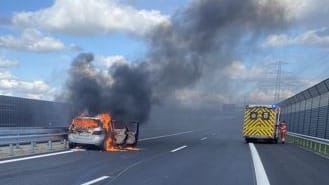 Der brennende PKW auf der A26: Über der Autobahn bildete sich schwarzer Rauch. Der brennende PKW auf der A26: Über der Autobahn bildete sich schwarzer Rauch.