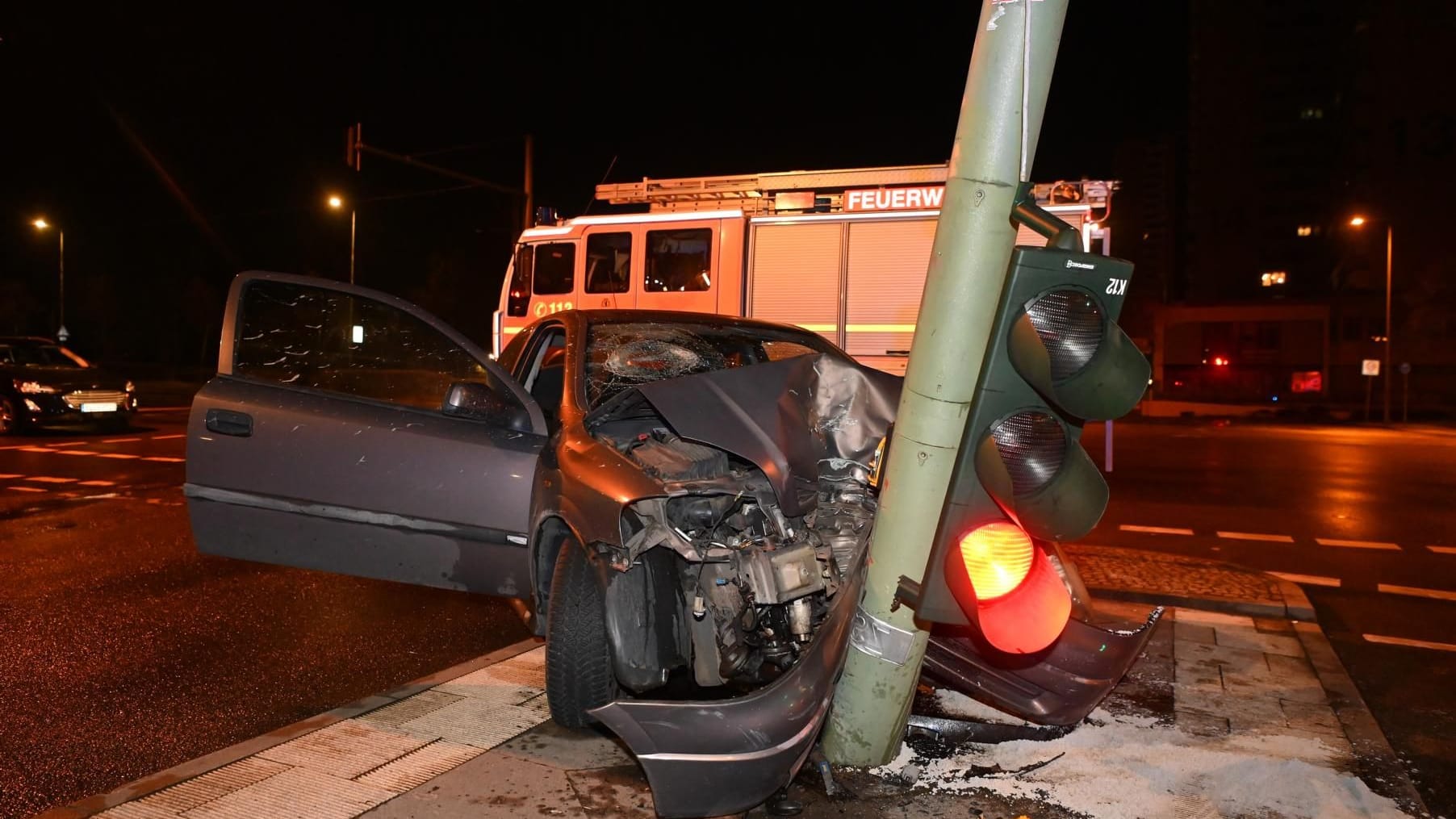 Autofahrer rammt einen Ampelmast in Marzahn