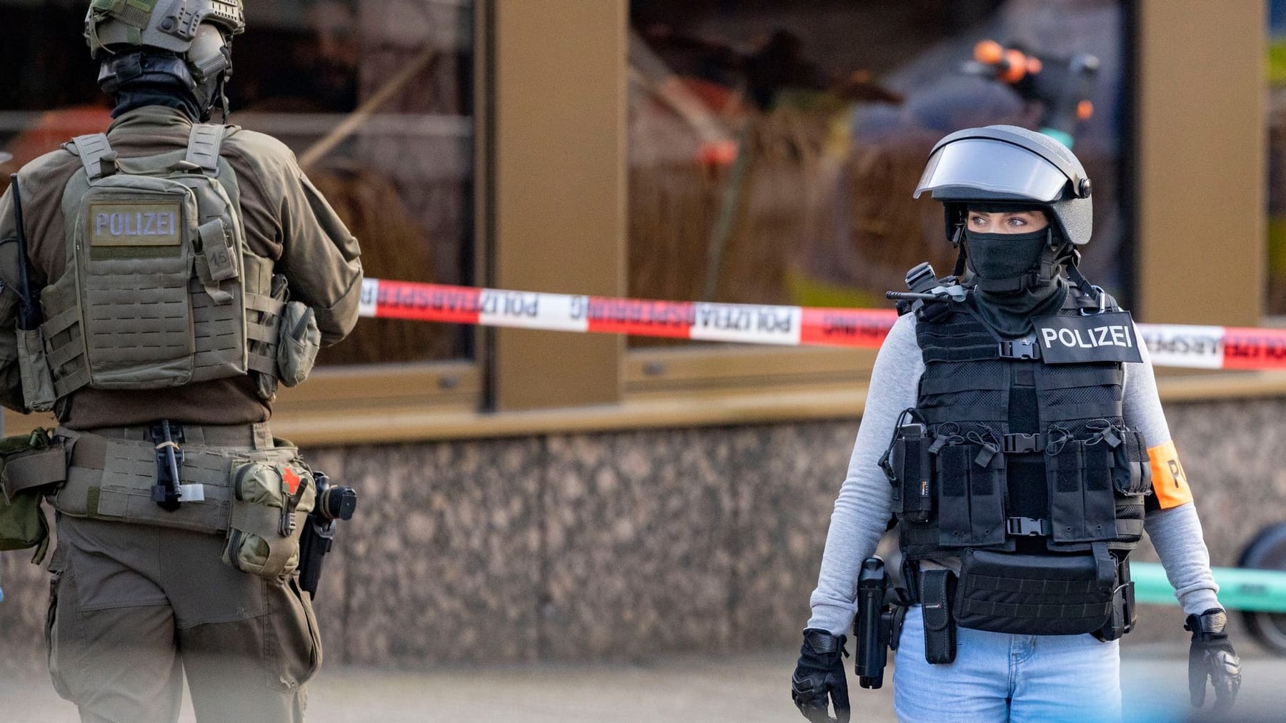 Messerangriff In Duisburg: Täter Aus Fitnessstudio Weiter Flüchtig