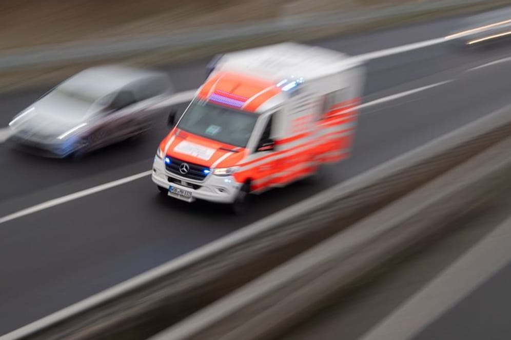 Ein Rettungswagen im Einsatz (Symbolbild): Am Samstag wurden drei Personen bei einem Unfall in Nordrhein-Westfalen verletzt, zwei von ihnen schwer.