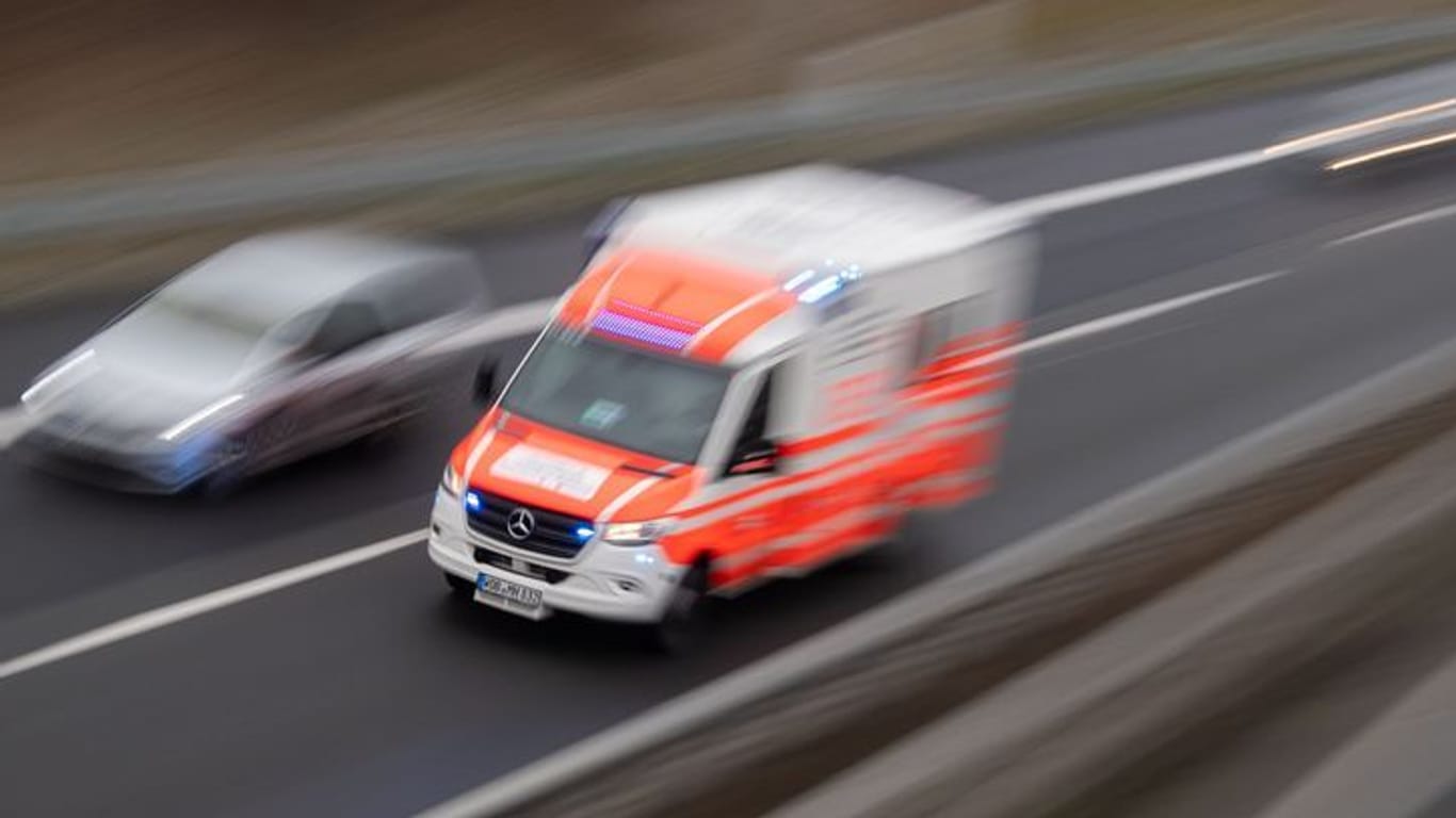 Ein Rettungswagen im Einsatz (Symbolbild): Am Samstag wurden drei Personen bei einem Unfall in Nordrhein-Westfalen verletzt, zwei von ihnen schwer.