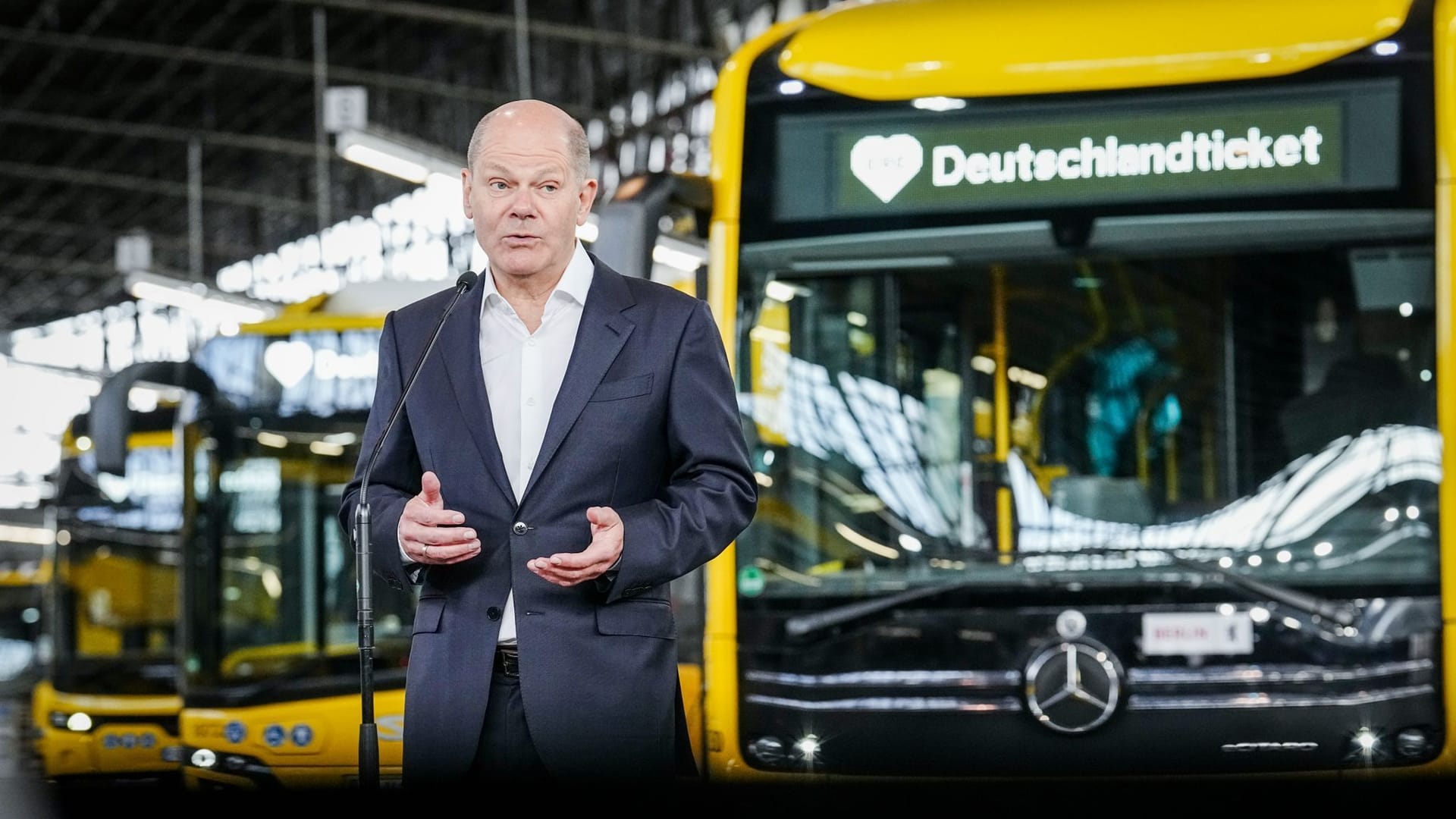 Kanzler Scholz hat mit seine Regierung das Deutschlandticket durchgesetzt.