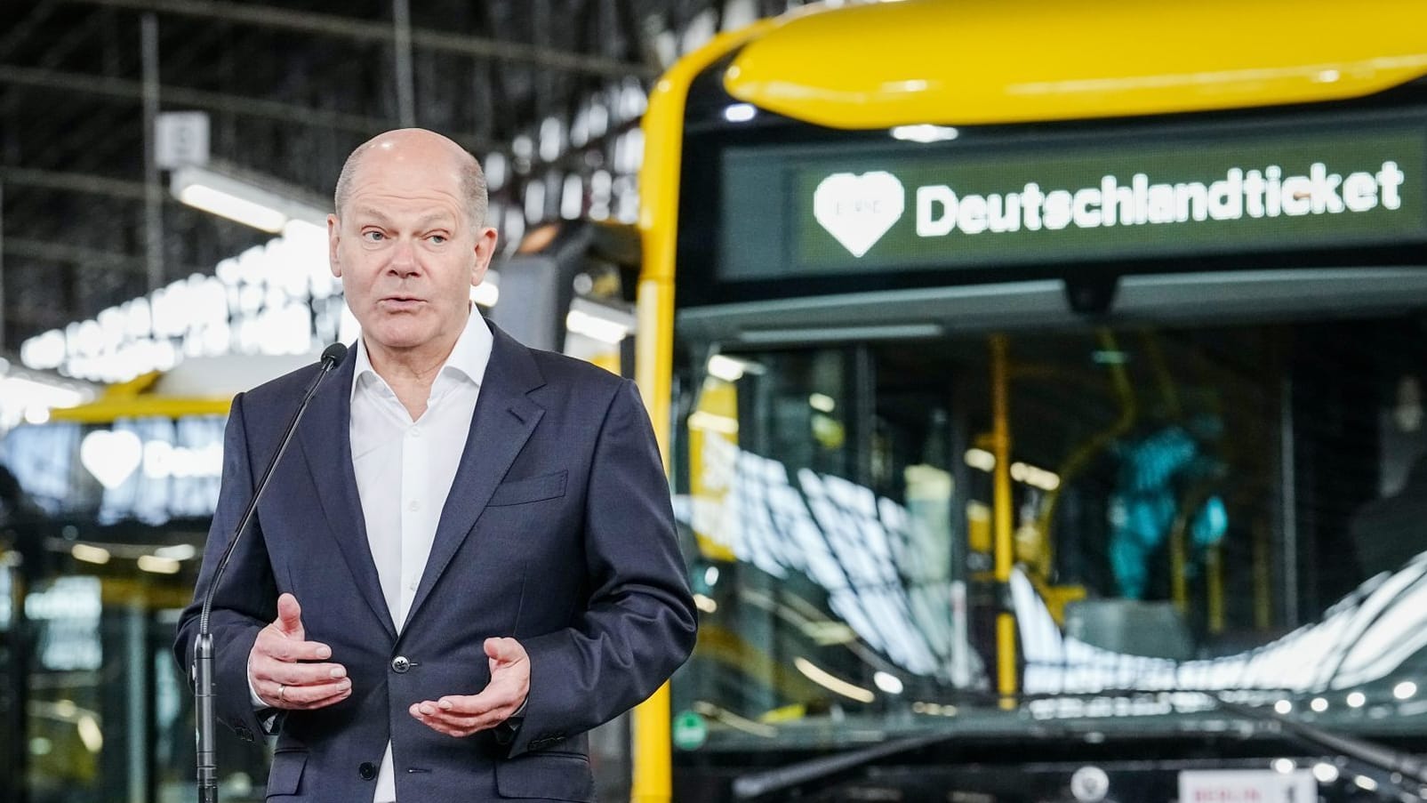 Kanzler Scholz hat mit seine Regierung das Deutschlandticket durchgesetzt. Kanzler Scholz hat mit seine Regierung das Deutschlandticket durchgesetzt.