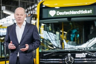 Kanzler Scholz hat mit seine Regierung das Deutschlandticket durchgesetzt.