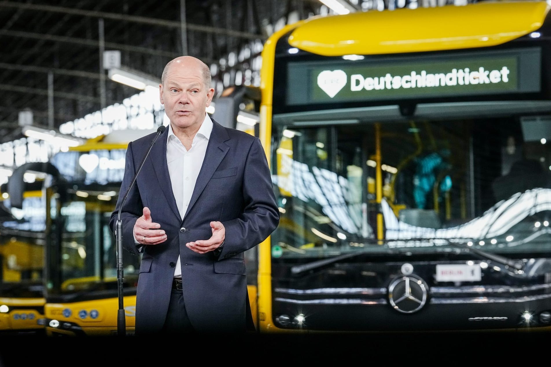 Kanzler Scholz hat mit seine Regierung das Deutschlandticket durchgesetzt.