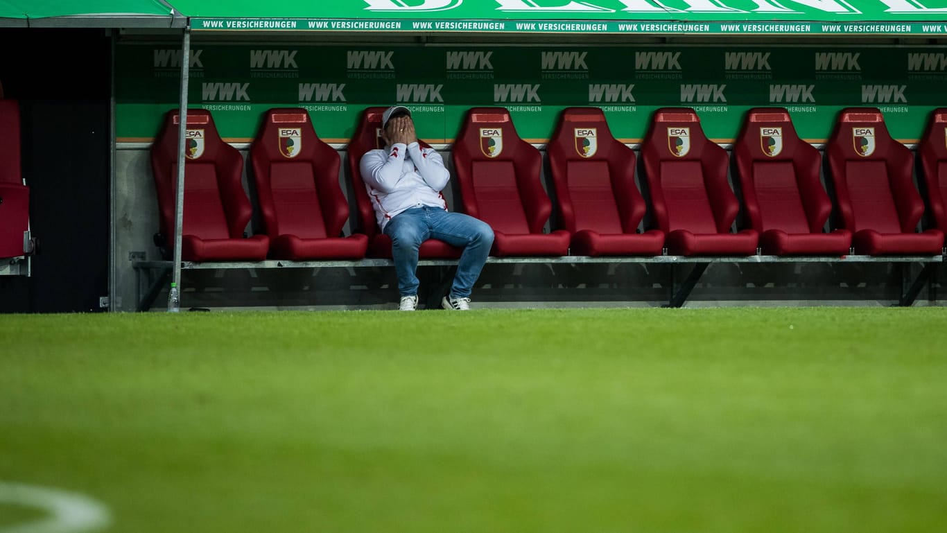 1. FC Augsburg - 1. FC Köln: Köln-Trainer Steffen Baumgart voller Emotionen und allein auf der Bank nach dem Sieg.