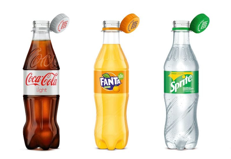 Flaschen der Coca Cola Company mit den neuen "Tethered Caps".