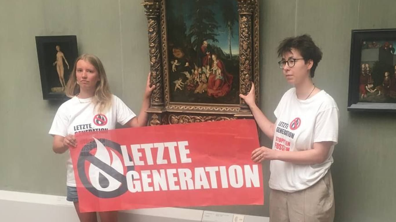 Aktivistinnen der "Letzten Generation" bei der Aktion in der Berliner Gemäldegalerie (Archivbild):
