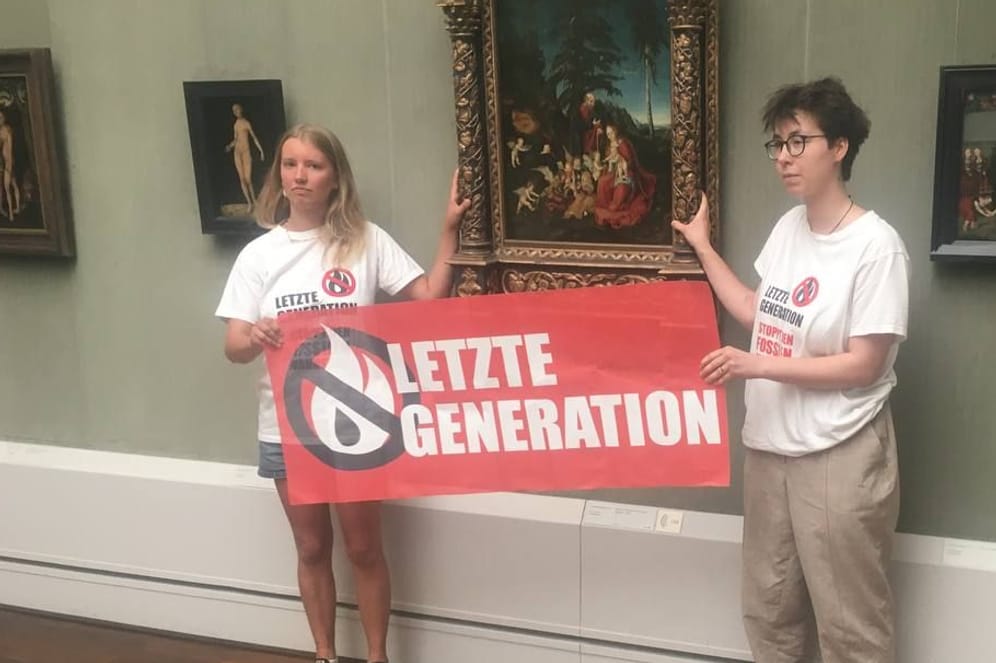 Aktivistinnen der "Letzten Generation" bei der Aktion in der Berliner Gemäldegalerie (Archivbild):