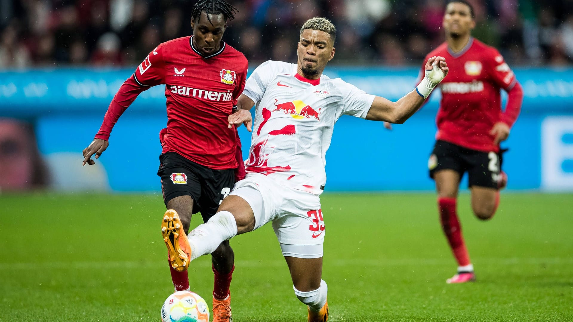 Jeremie Frimpong (l.) im Duell mit Benjamin Henrichs.