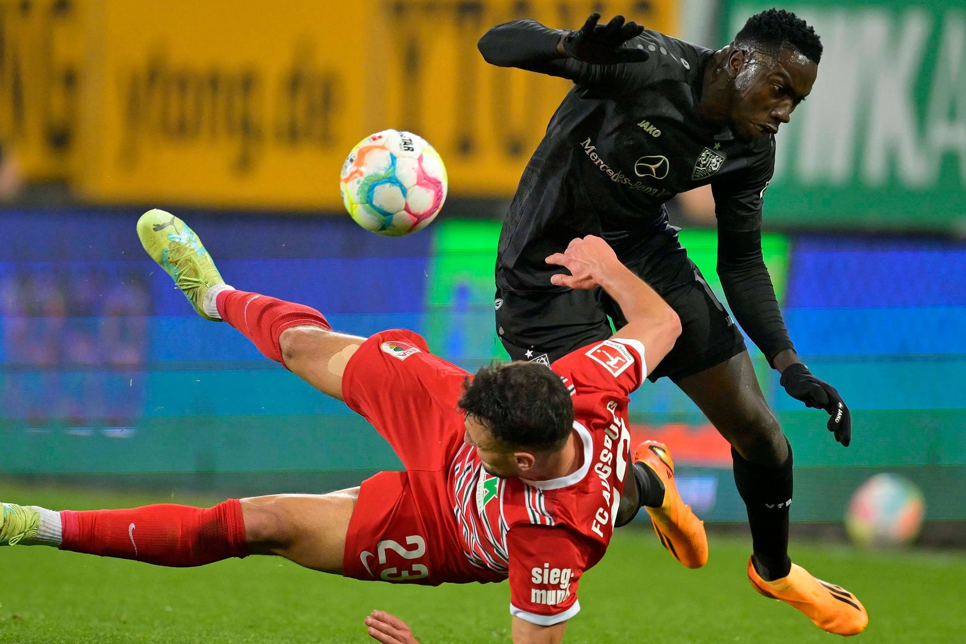 Harter Zweikampf: Im Kellerduell zwischen Augsburg und Stuttgart konnte sich keine Mannschaft durchsetzen.