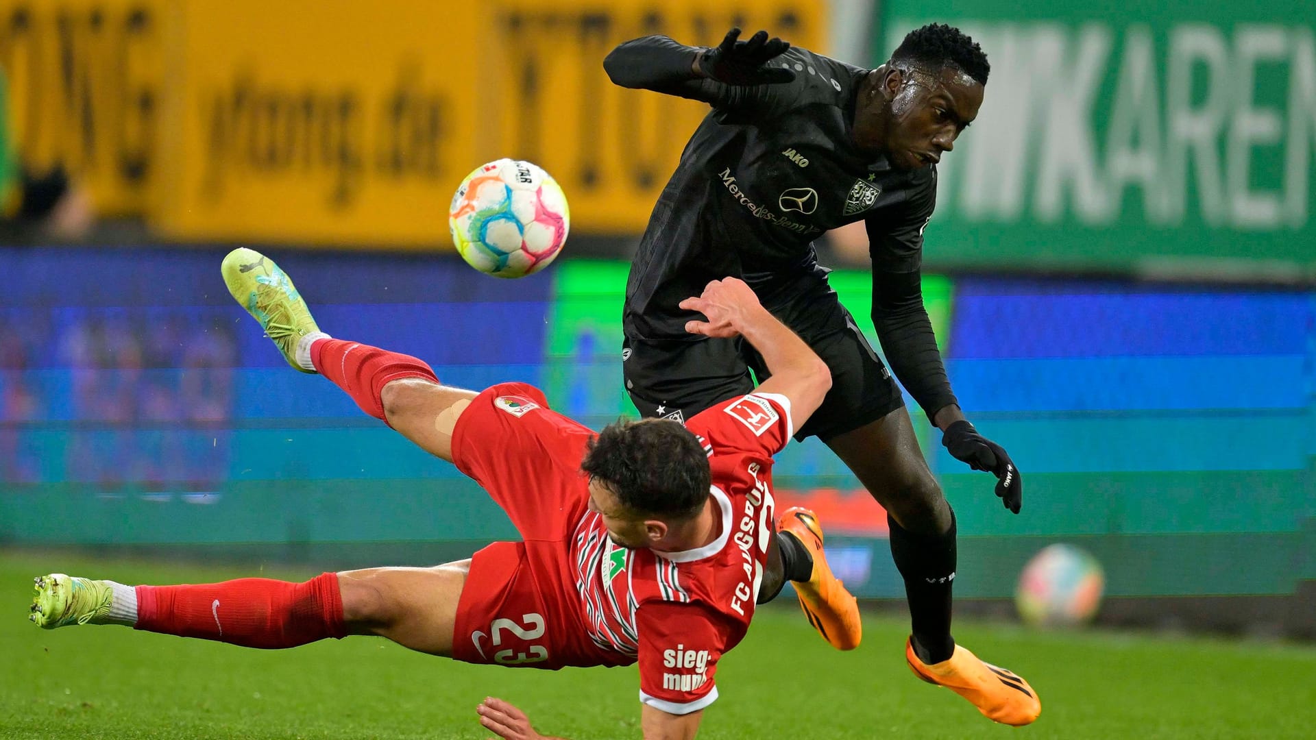Harter Zweikampf: Im Kellerduell zwischen Augsburg und Stuttgart konnte sich keine Mannschaft durchsetzen. Harter Zweikampf: Im Kellerduell zwischen Augsburg und Stuttgart konnte sich keine Mannschaft durchsetzen.