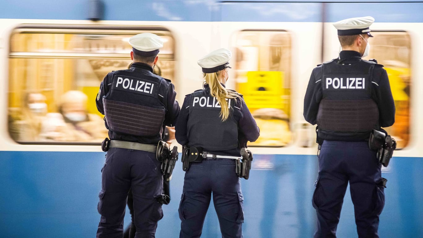 Bundespolizisten stehen an einem Bahnhof in München: Am Wochenende wurden Beamte mehrfach angegriffen.