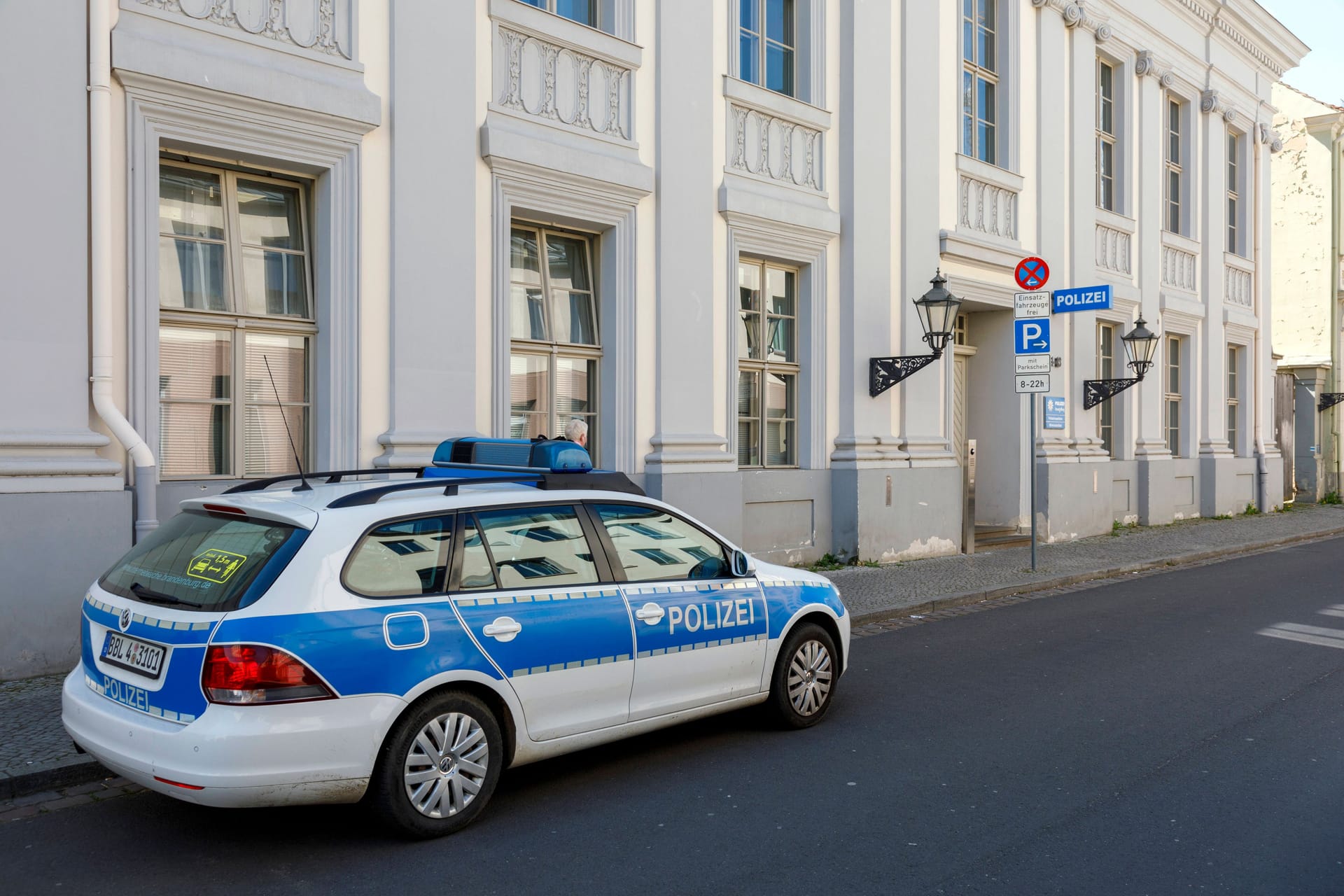 Schild vor der Polizeiwache Potsdam : Solange die Störung andauert, können Anzeigen nur persönlich erstattet werden.