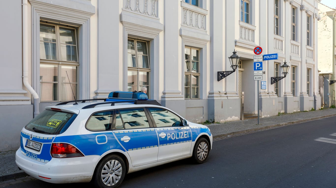 Schild vor der Polizeiwache Potsdam : Solange die Störung andauert, können Anzeigen nur persönlich erstattet werden.
