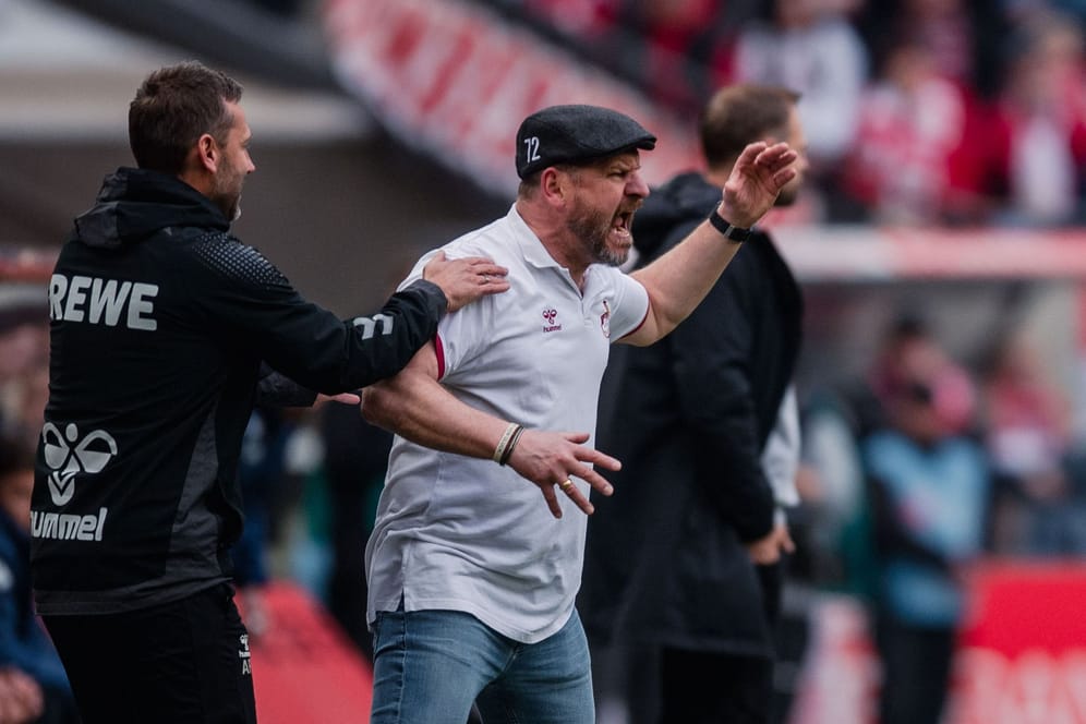 RheinEnergieStadion. Kölns Trainer Steffen Baumgart reagiert an der Seitenlinie.