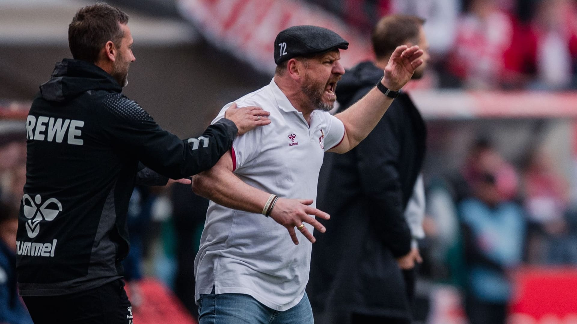 RheinEnergieStadion. Kölns Trainer Steffen Baumgart reagiert an der Seitenlinie.