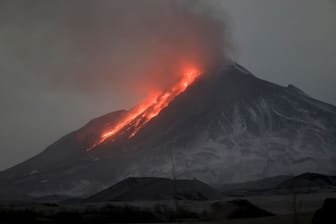 Lava und Dämpfe treten aus dem Vulkan Besymjanny auf der Halbinsel Kamtschatka aus.