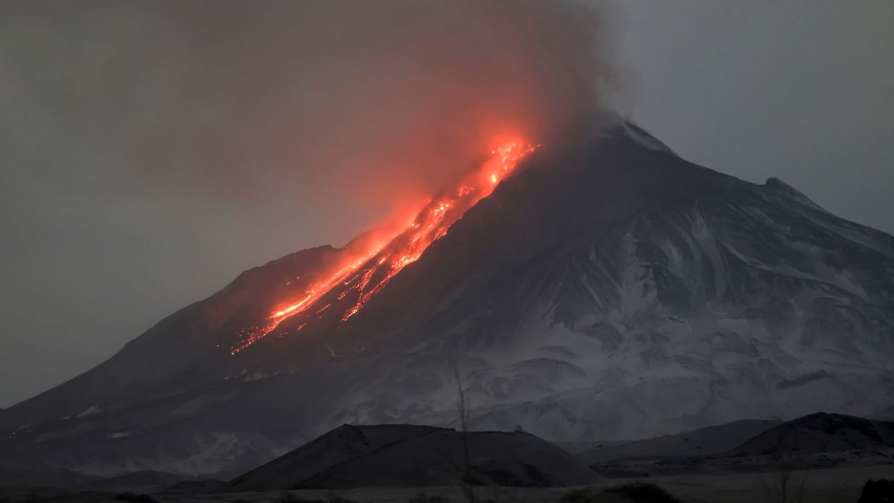 Op het schiereiland Kamtsjatka is een vulkaan uitgebarsten