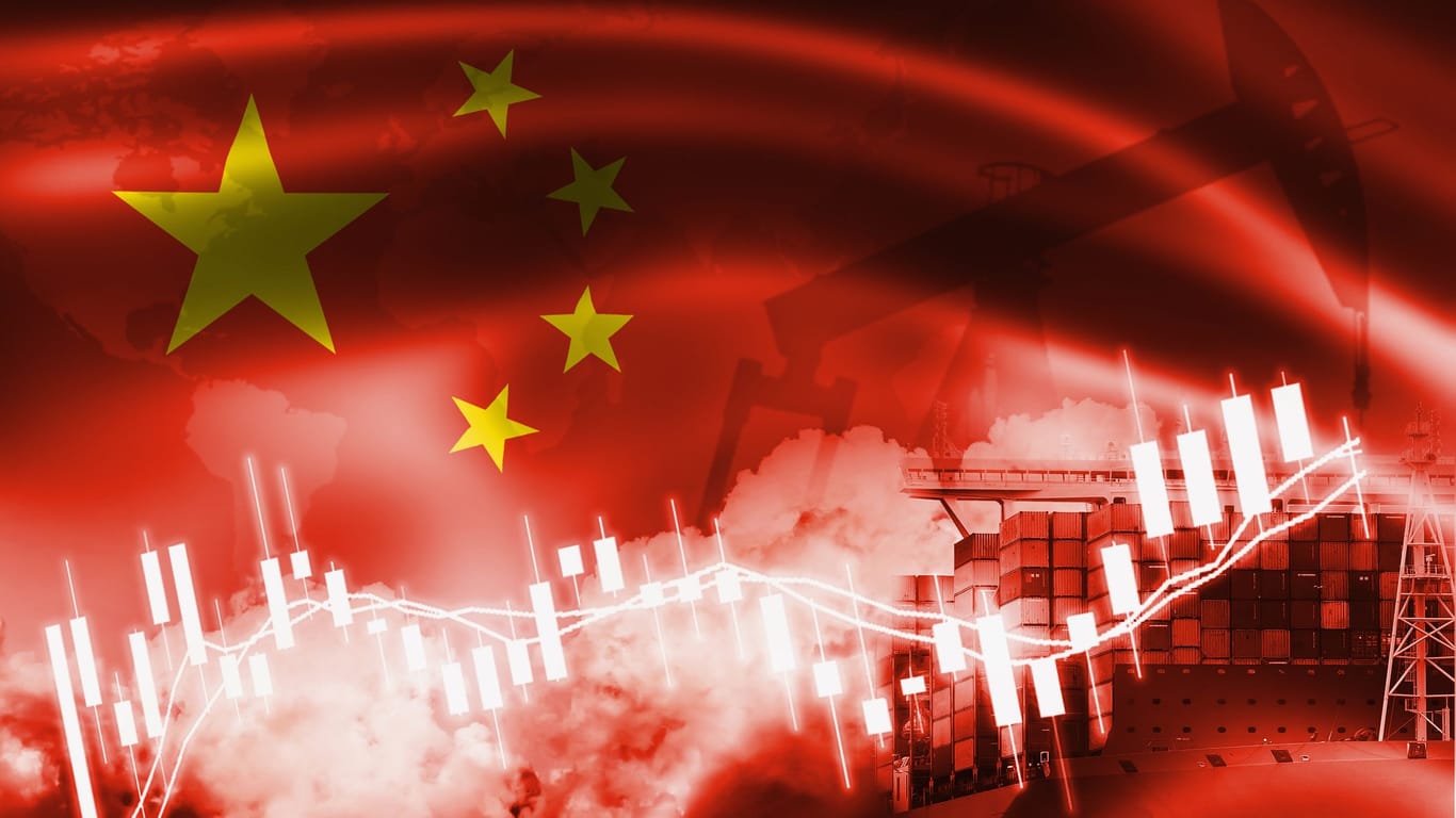 Börsenkurs vor chinesischer Flagge (Symbolbild): China zählt trotz seiner volkswirtschaftlichen Größe noch als Schwellenland.