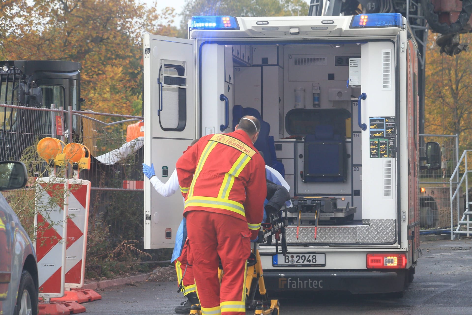 Sanitäter im Einsatz (Symbolfoto): Der Mann wurde noch während der Festnahme bewusstlos und kam dann ins Krankenhaus.