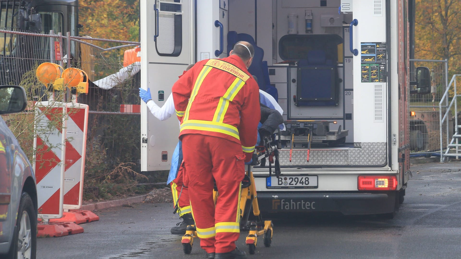 Sanitäter im Einsatz (Symbolfoto): Der Mann wurde noch während der Festnahme bewusstlos und kam dann ins Krankenhaus.