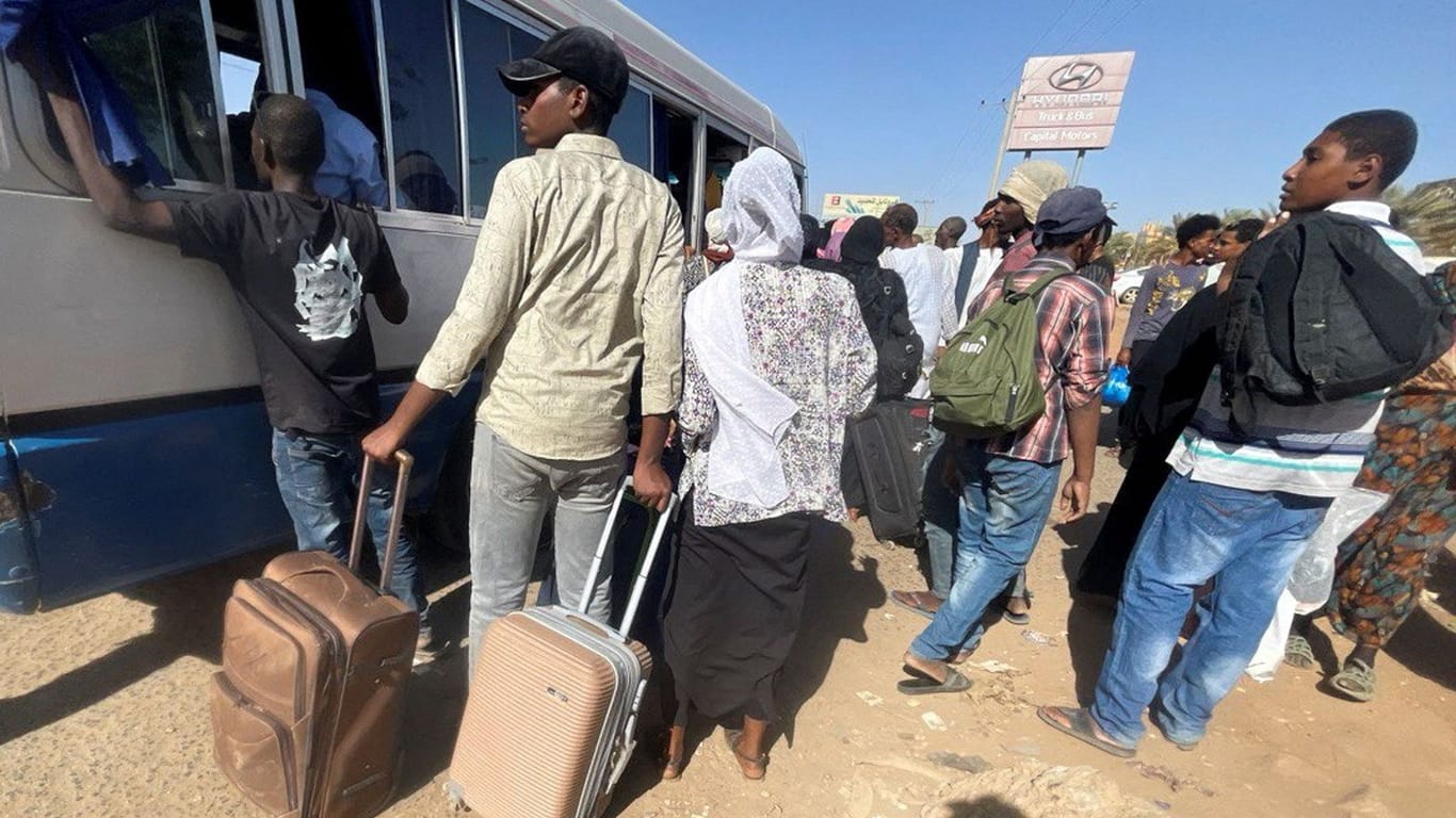 Menschen an einem Bus in Khartum: Einwohner versuchen aus dem Sudan zu fliehen.