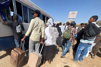 Menschen an einem Bus in Khartum: Einwohner versuchen aus dem Sudan zu fliehen.
