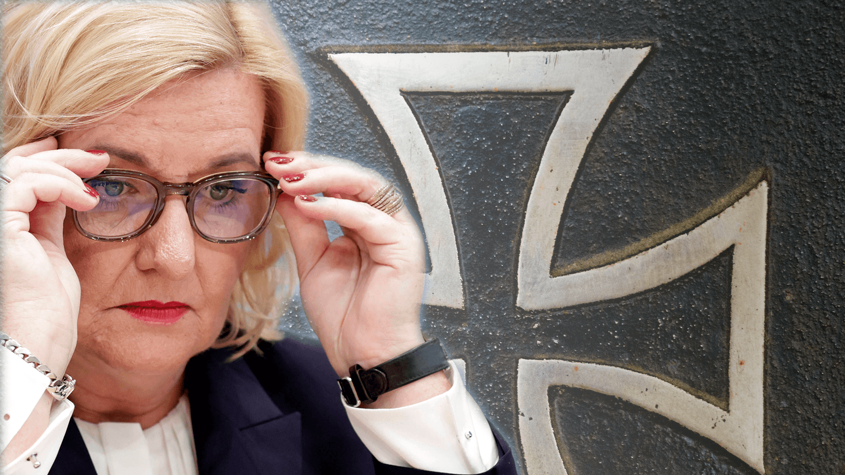 Eva Högl schaut auf ein eisernes Kreuz