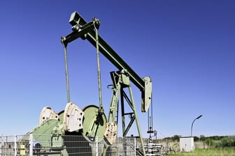 Tiefpumpe zur Erdölförderung (Archivbild): Die Preise für den Rohstoff sind deutlich gesunken.