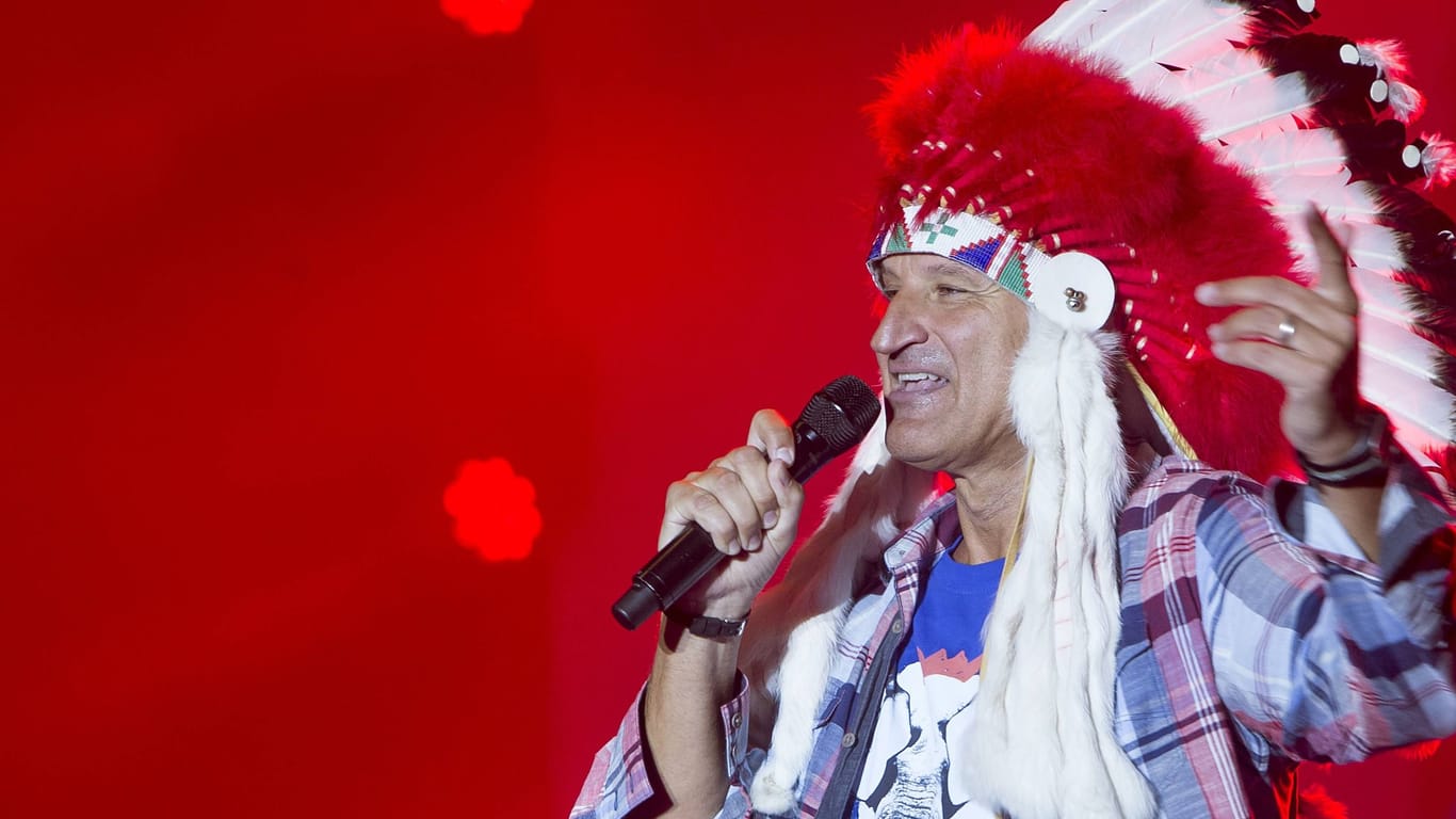 Hartmut Engler: Auf Konzerten von Pur trägt er für den Song "Indianer" meist diesen Kopfschmuck.