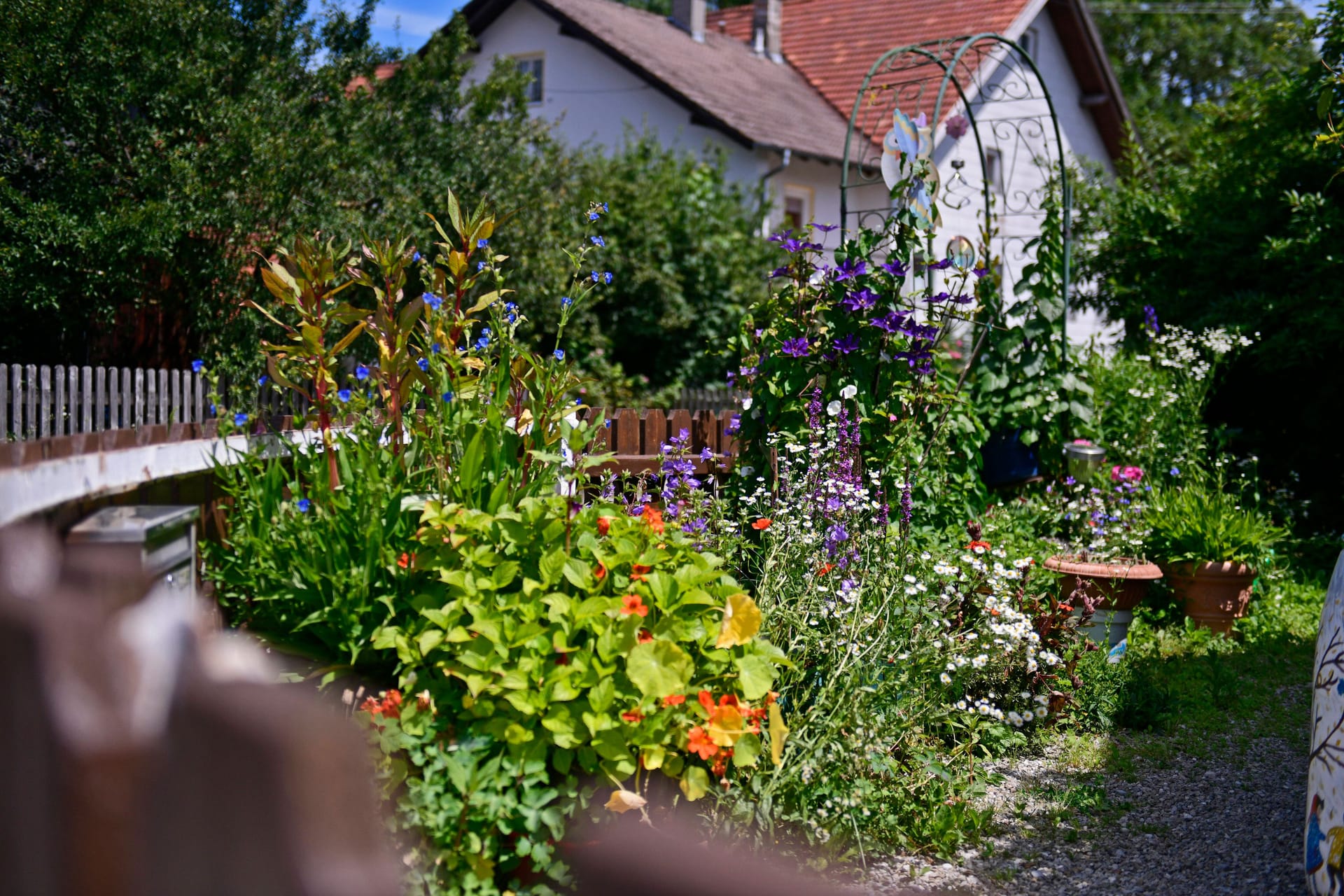 Blick in einen Garten (Symbolfoto): An vielen Orten können Besucher auch selbst Pflanzen erwerben, dazu Dekoartikel.