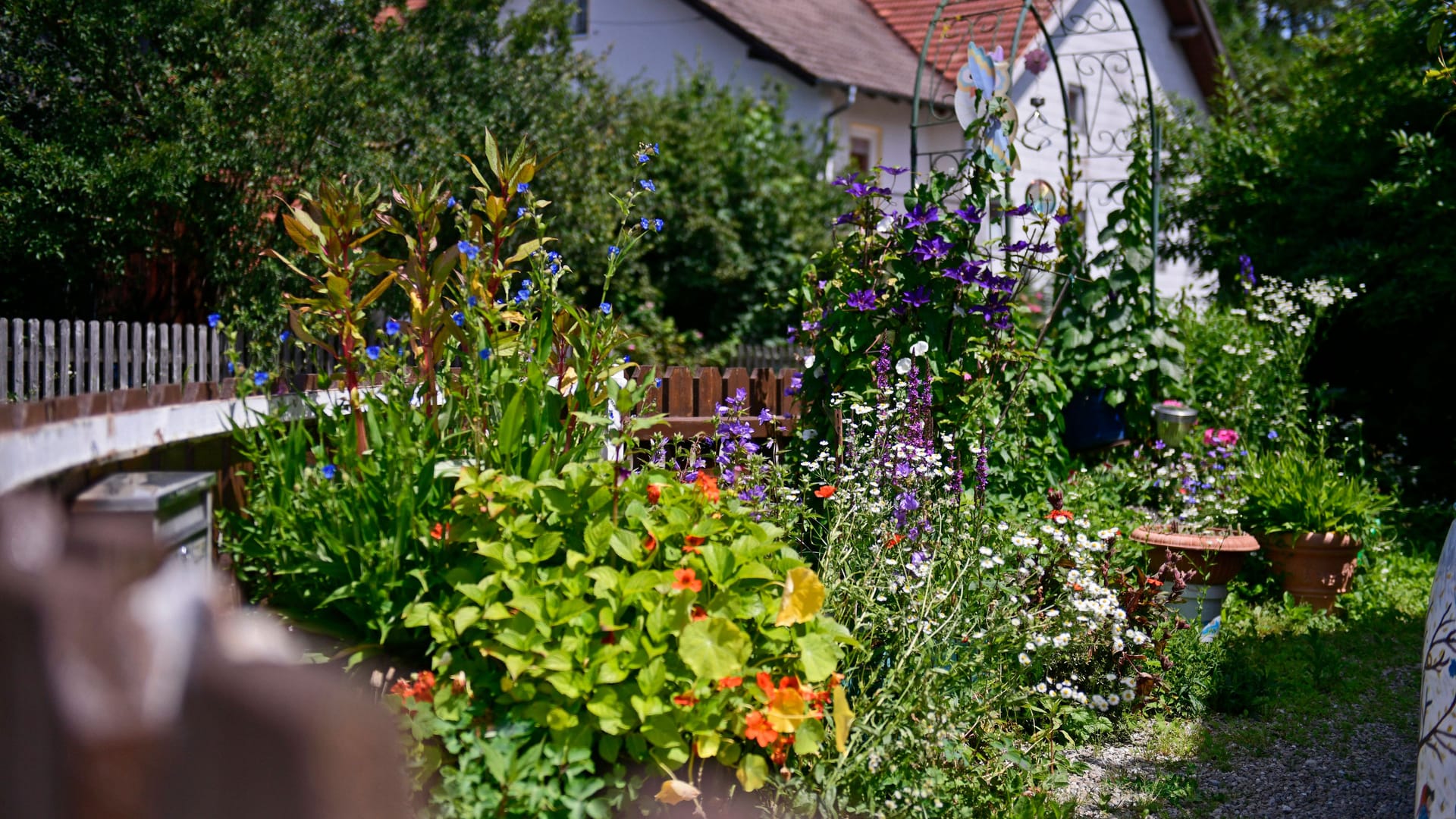 Blick in einen Garten (Symbolfoto): An vielen Orten können Besucher auch selbst Pflanzen erwerben, dazu Dekoartikel.