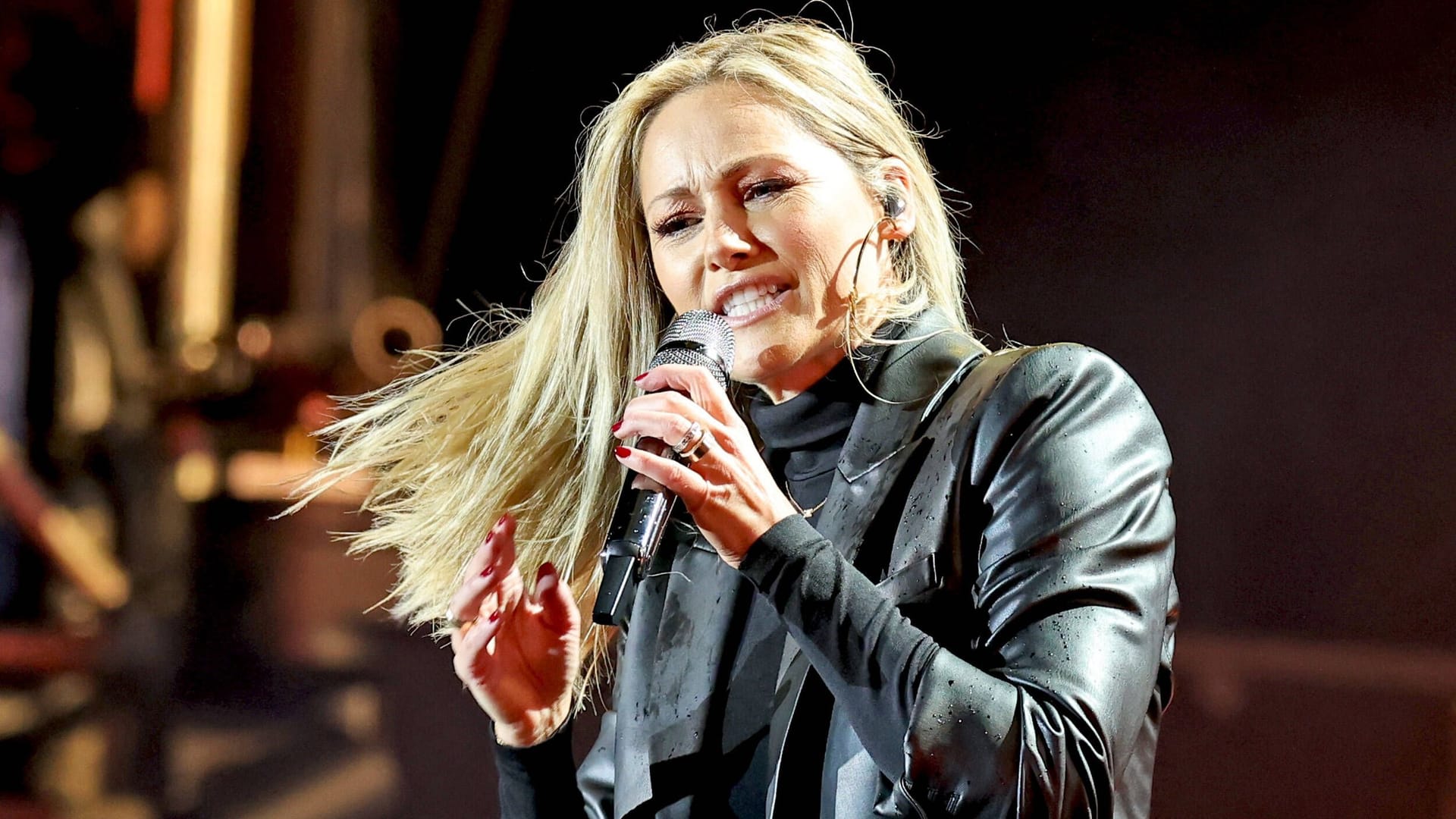 Helene Fischer: Nach ihren Unfall meldet sich die Sängerin wieder zu Wort. Helene Fischer: Nach ihren Unfall meldet sich die Sängerin wieder zu Wort.