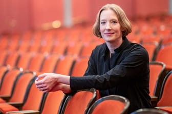 Dirigentin Joana Mallwitz im Opernhaus des Staatstheaters Nürnberg im Zuschauerbereich.