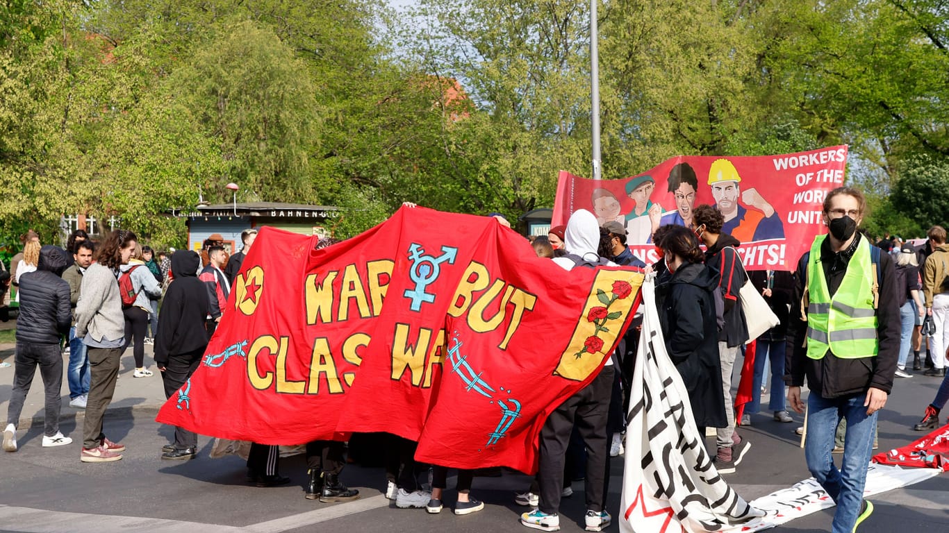 Demonstrierende bei der Revolutionären 1.Mai-Demo (Archivbild): Auch dieses Jahr sind zahlreiche Demos angekündigt.