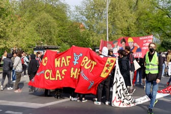 Demonstrierende bei der Revolutionären 1.Mai-Demo (Archivbild): Auch dieses Jahr sind zahlreiche Demos angekündigt.