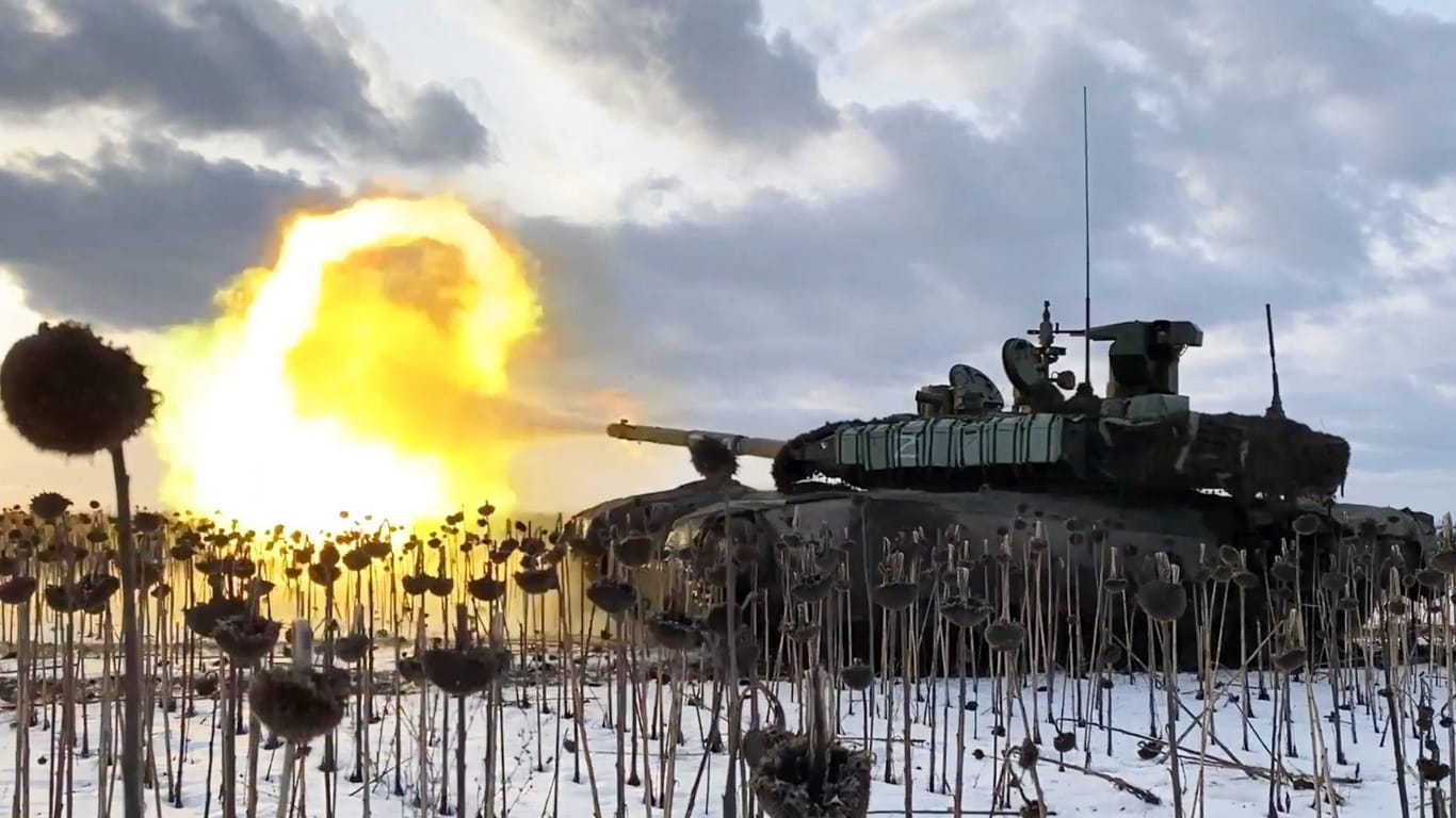Russischer T-90-Panzer (Archivbild): Die Nato will an einem Plan gegen mögliche russische Angriffe arbeiten.