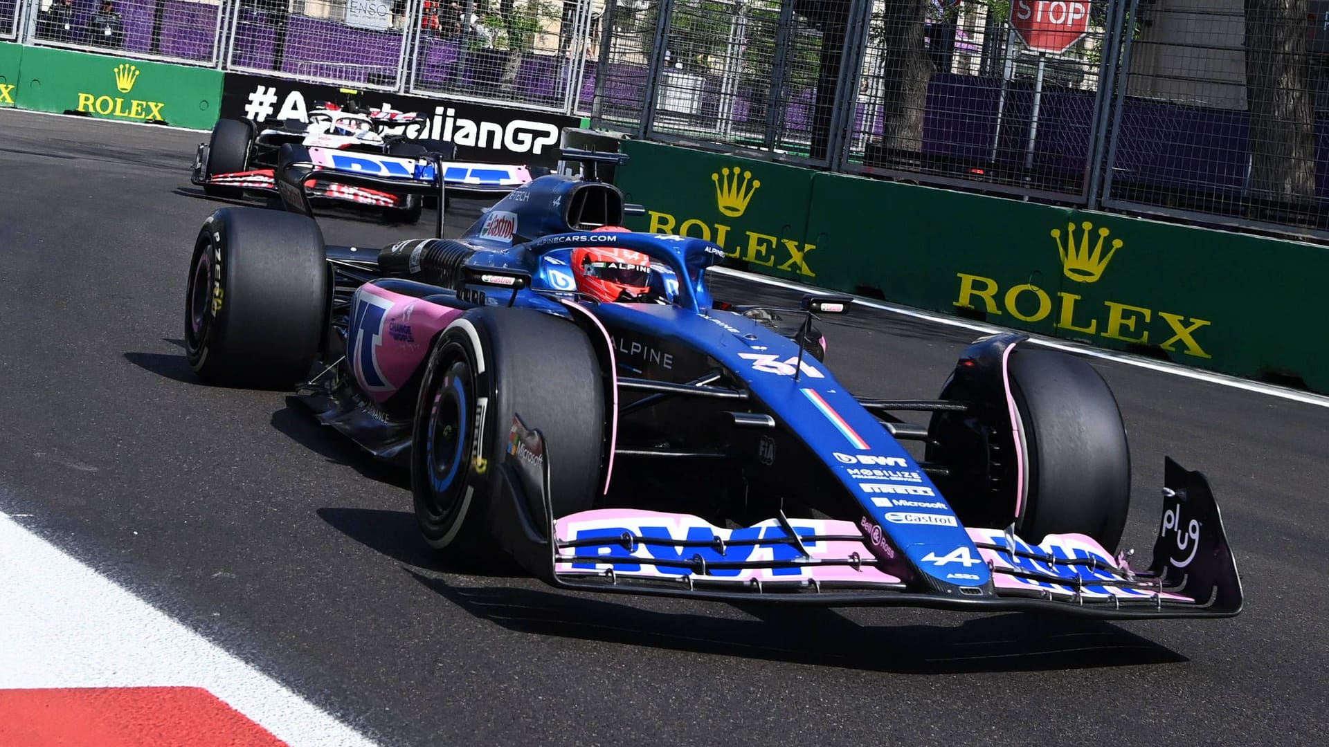 Esteban Ocon auf der Strecke in Baku: Kurz vor Rennende gab es beinahe einen fatalen Zwischenfall.