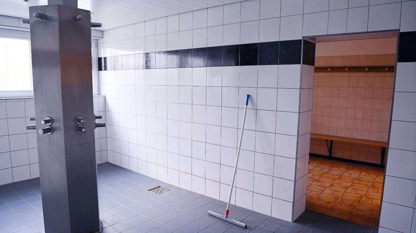Duschen eines Sportvereins (Symbolbild): In Dresden hatte ein Vereinsvorstand heimlich eine Kamera installiert.