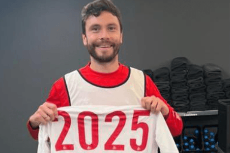 Jonas Hector: Der FC-Kapitän hält das Trikot mit der Beflockung „2025“ hoch.