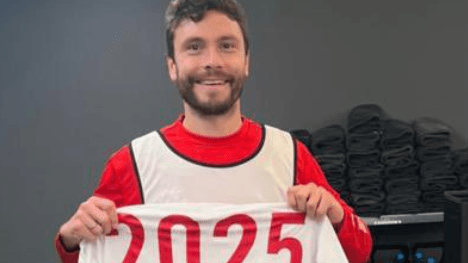 Jonas Hector: Der FC-Kapitän hält das Trikot mit der Beflockung „2025“ hoch.