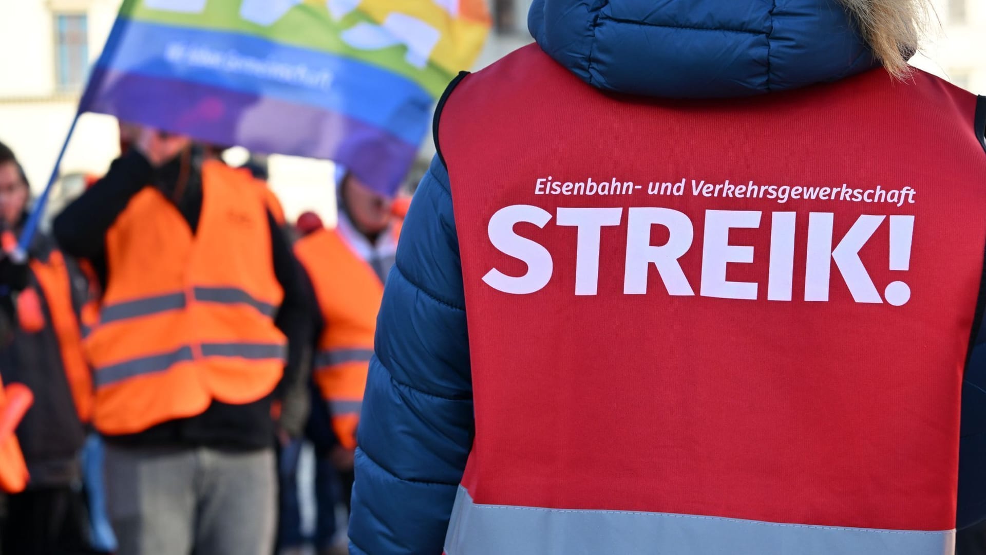 Warnstreik vor dem Erfurter Hauptbahnhof.