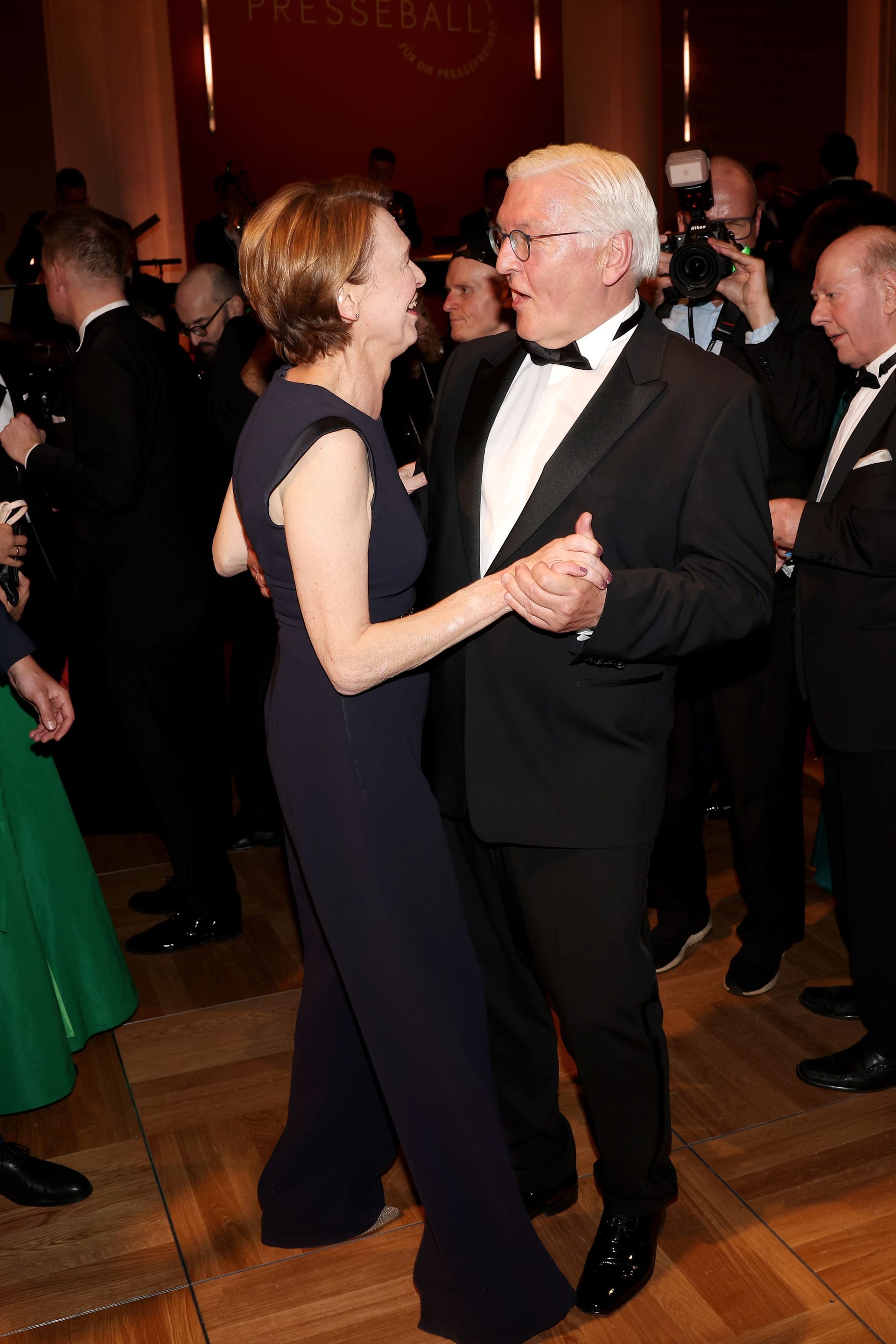 Frank-Walter Steinmeier mit seiner Ehefrau Elke Büdenbender beim 70. Bundespresseball