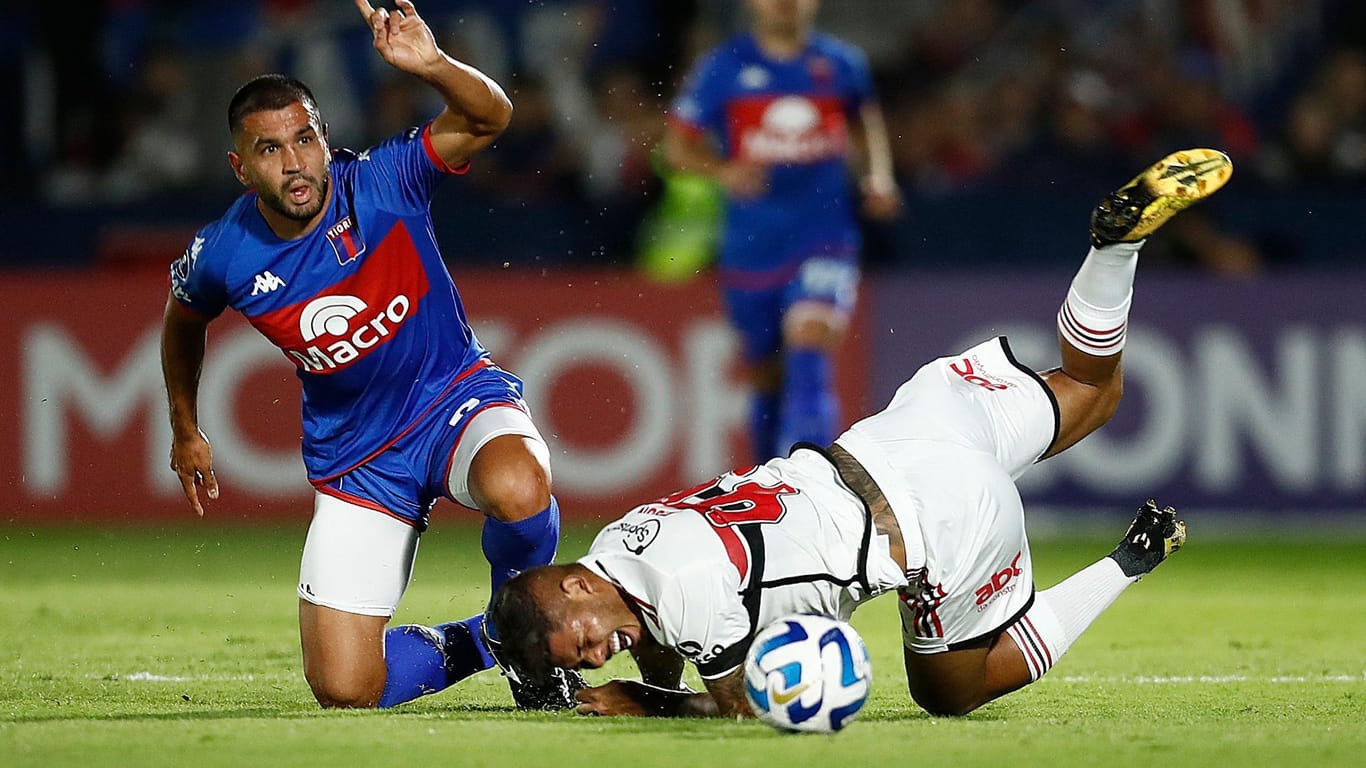 Spieler von CA Tigre (l.) und Sao Paulo im Duell: Die Partie war schon vor dem Anpfiff eine hitzige.