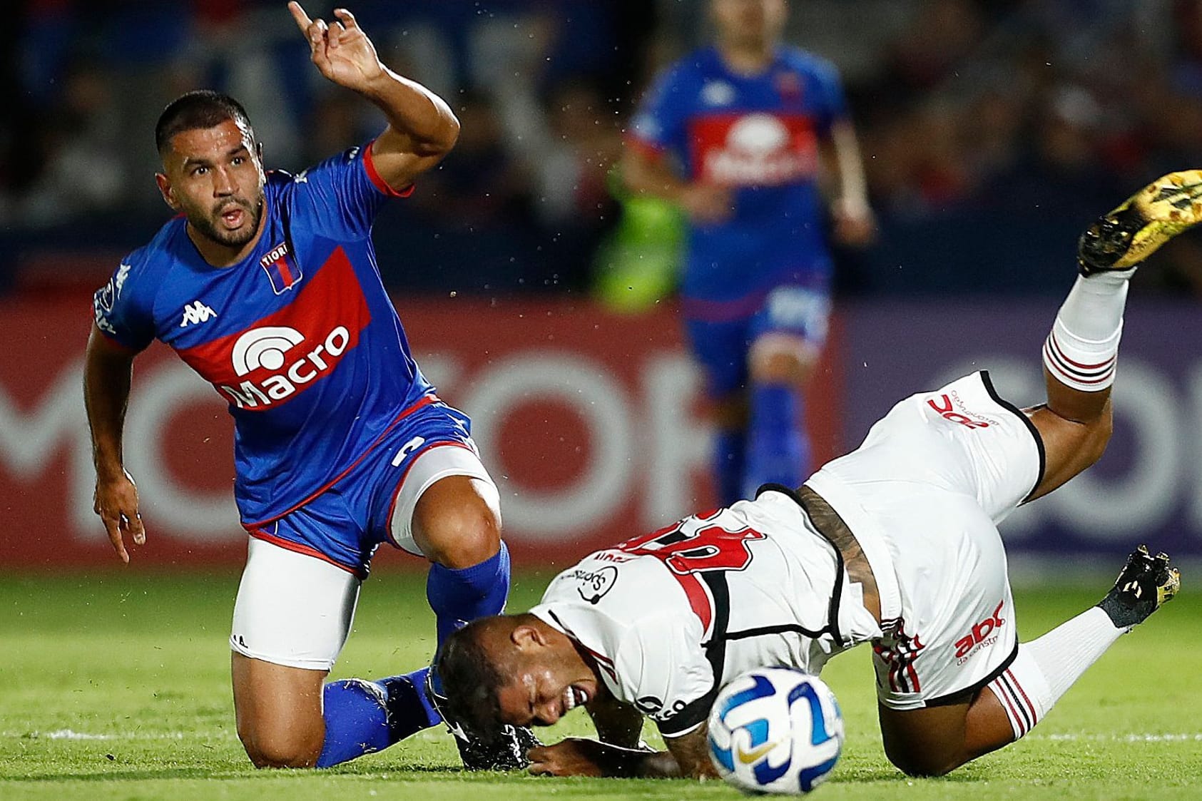 Spieler von CA Tigre (l.) und Sao Paulo im Duell: Die Partie war schon vor dem Anpfiff eine hitzige.